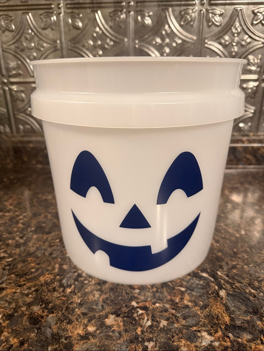 🎃 LOWES 2gl Glow in the Dark Jack-O-Lantern Halloween Trick-or-Treat Bucket Whit